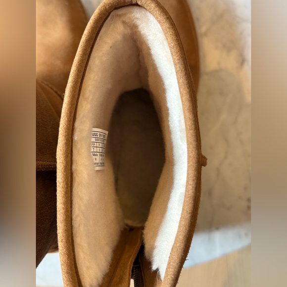 New Uggs, never worn in size 7. - Picture 7 of 9